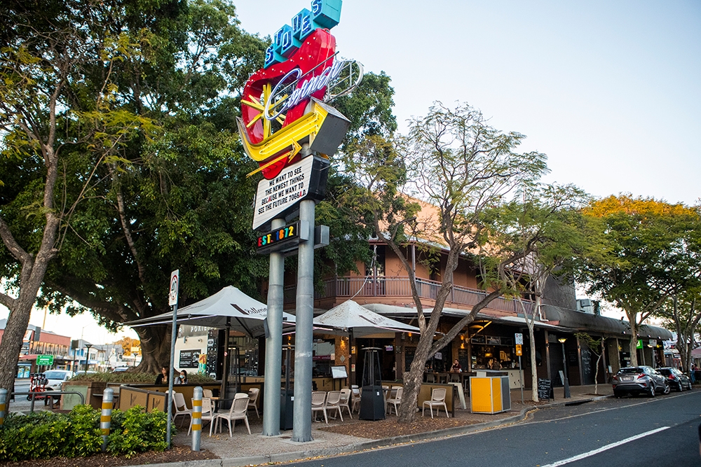 Stones Corner Hotel, Stones Corner 